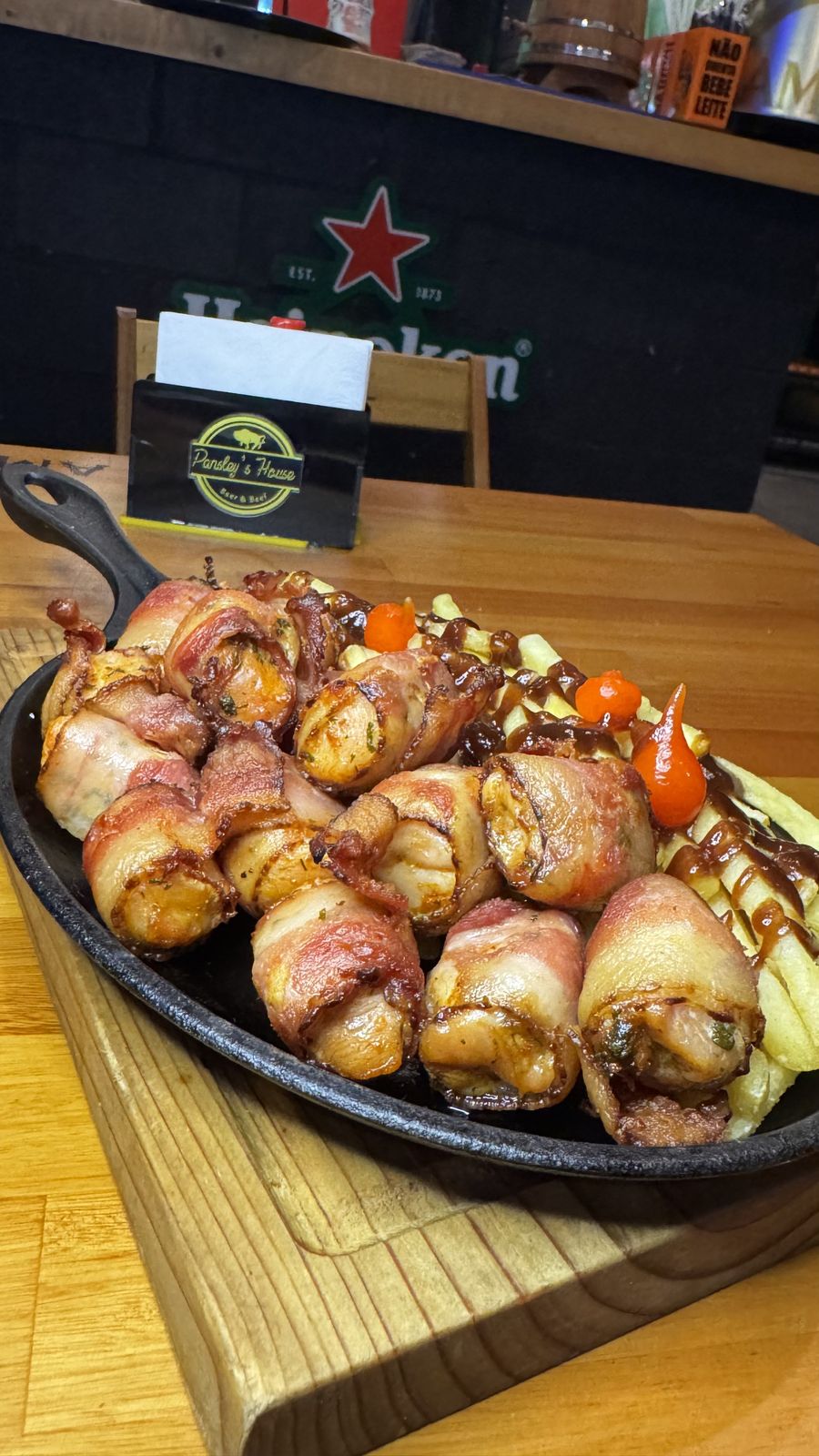 Petisco estrela da casa, enrolado no bacon