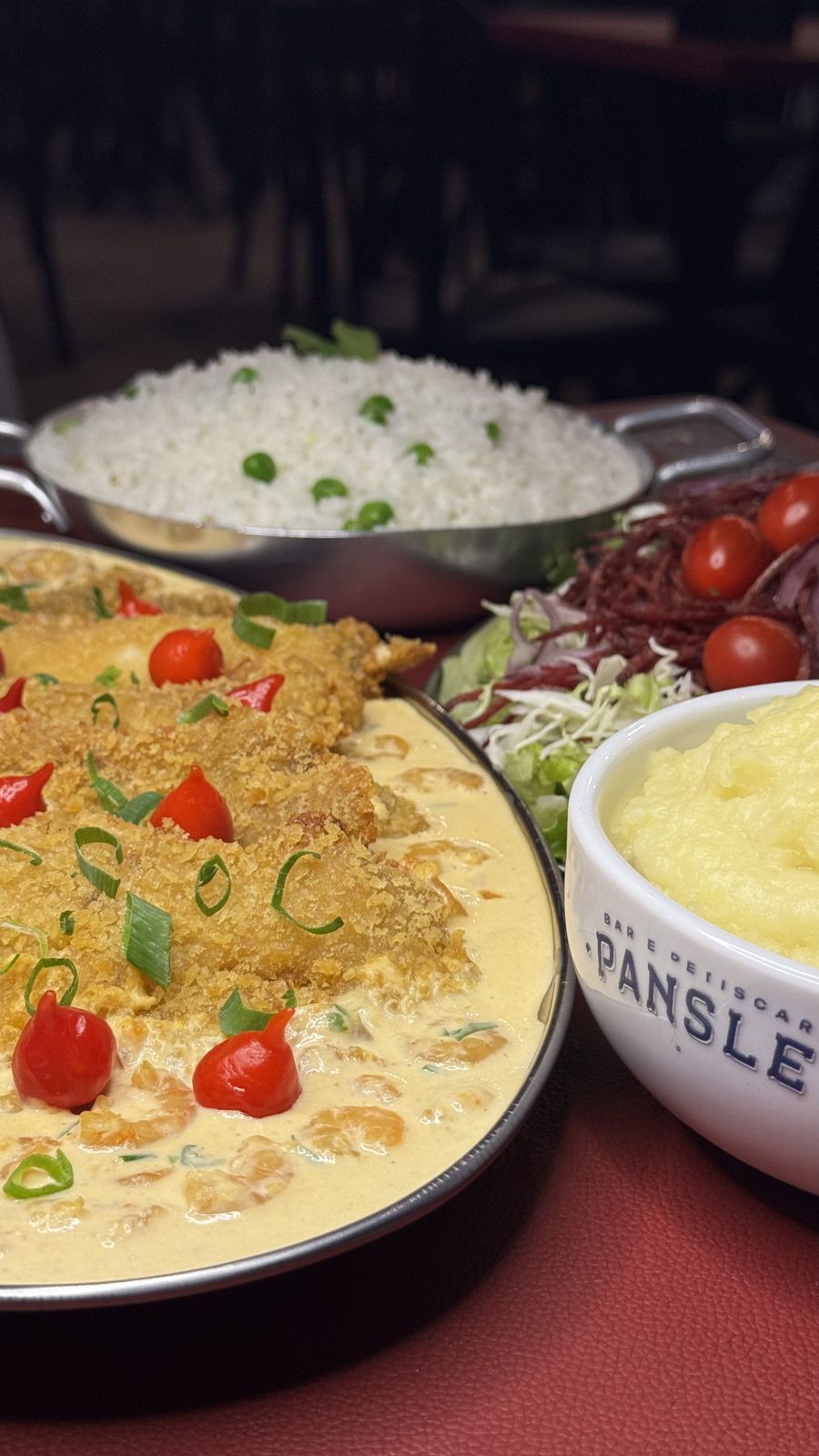 Filé empanado ao molho cremoso
